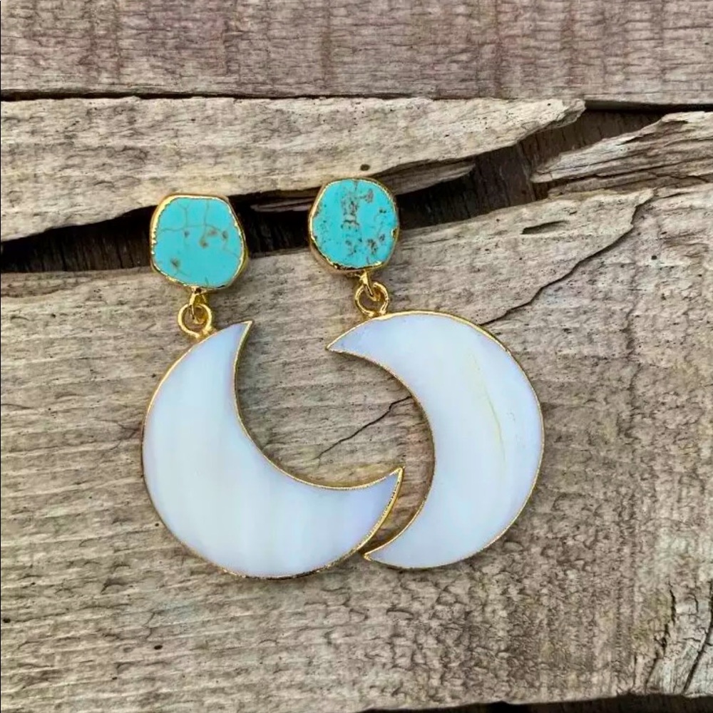 Moon Shaped Earrings 🌙 💫 Pearl color/Turquoise color. Gorgeous earrings!
